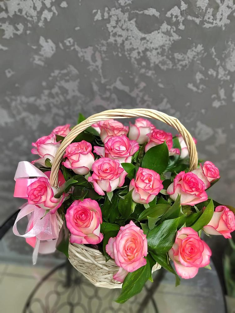 Цветочная композиция из Розы в корзине в Коноше