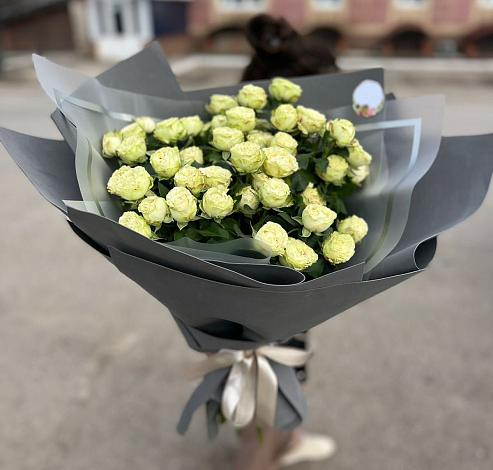 Букет Белые кустовые розы Солинеро в Коноше