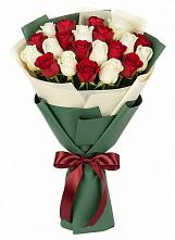 Букет Микс из красных и белых роз в Коноше