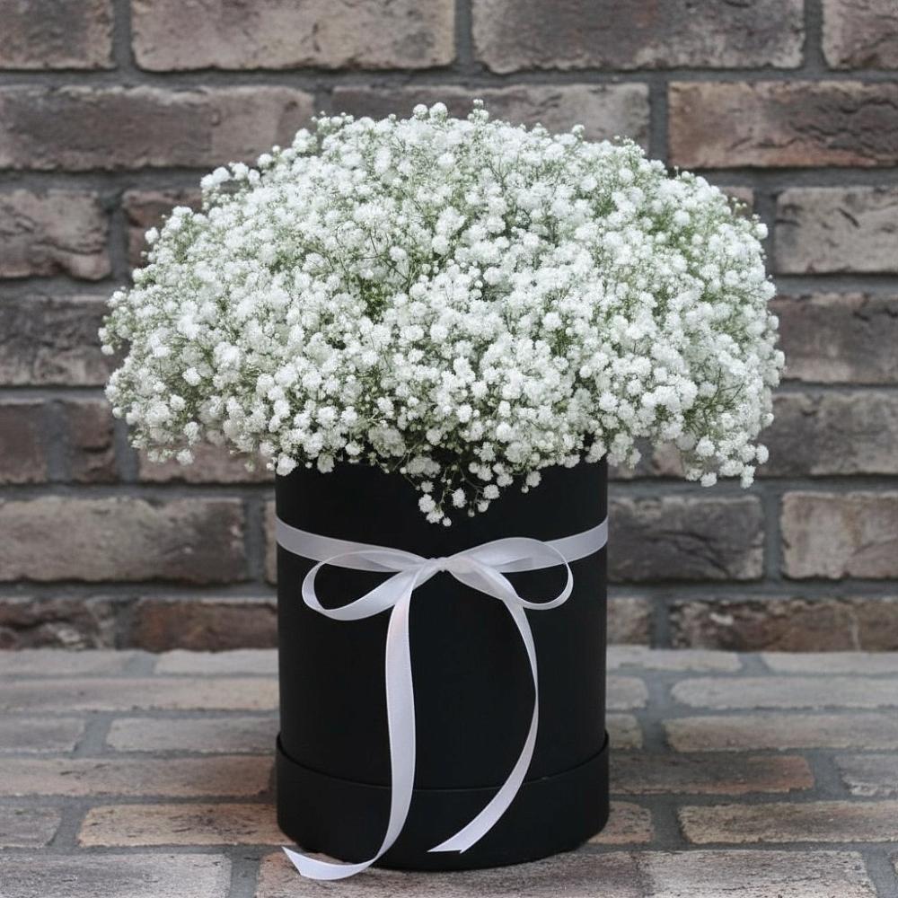 Цветочная композиция из Гипсофила в шляпной коробке в Коноше