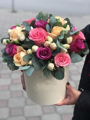 Цветочная композиция из Розы в шляпной коробке в Коноше