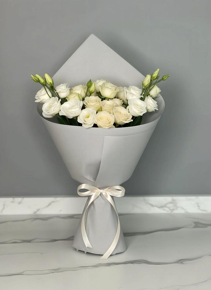 Букет цветов из: Розы и Лизиантусы в Коноше