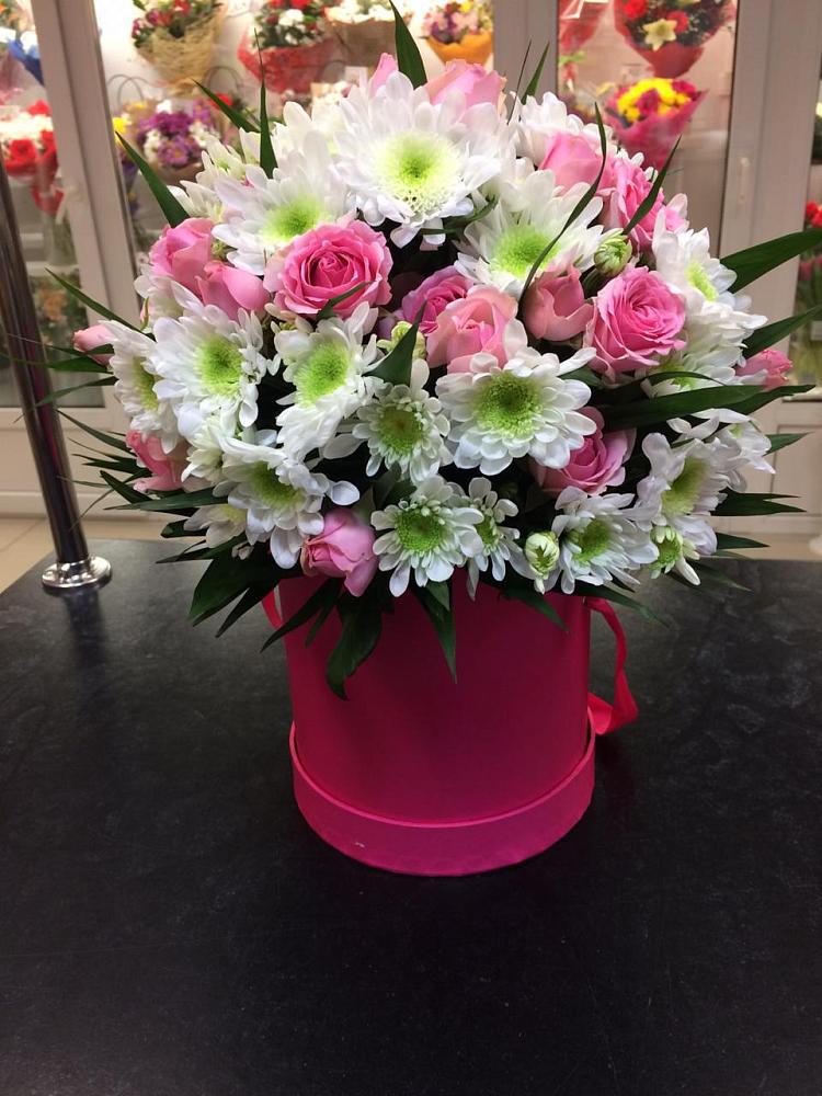 Цветочная композиция из Розы и Хризантемы в шляпной коробке в Коноше