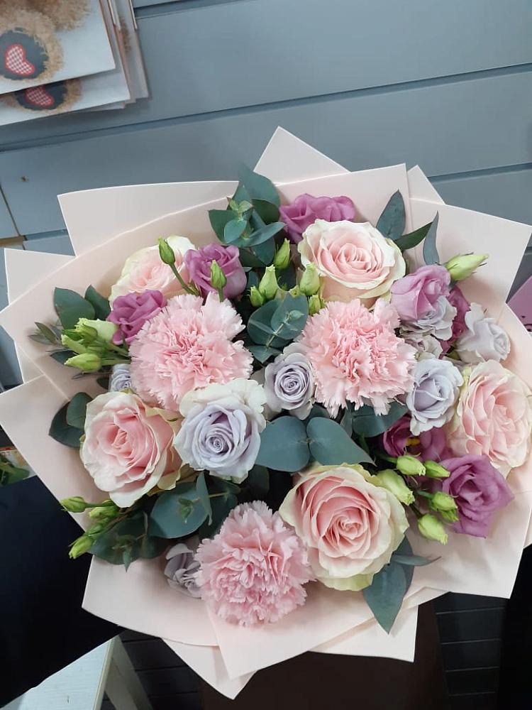 Букет цветов из: Розы, Гвоздики и Лизиантусы в Коноше