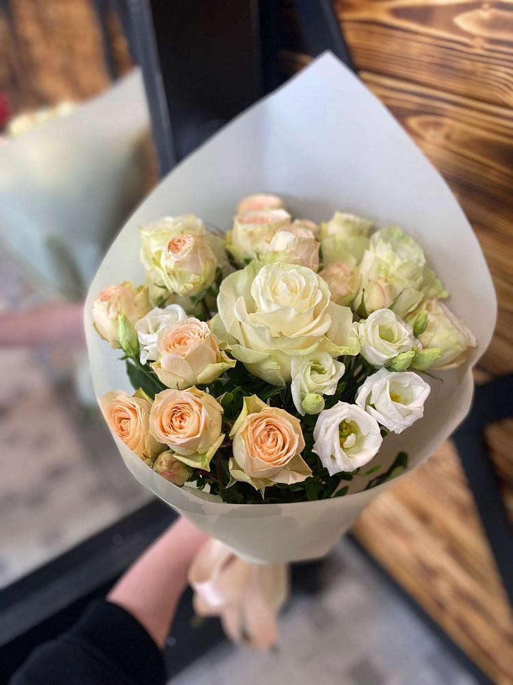 Букет цветов из: Розы и Лизиантусы в Коноше